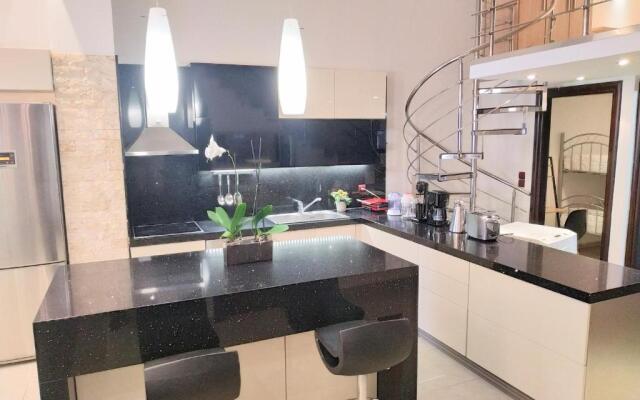 Luxury Apartment with Sea View near Kallithea