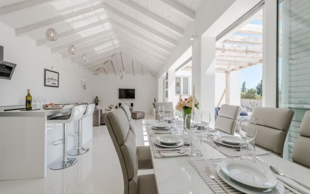 Luxurious Villa in Debeljak With Swimming Pool