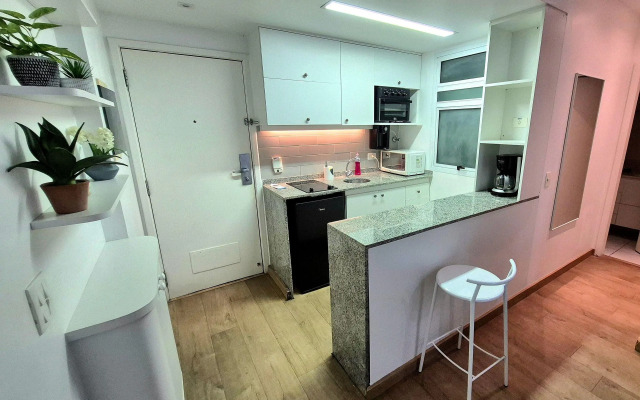 Apartamento com serviços a 300 metros do mar