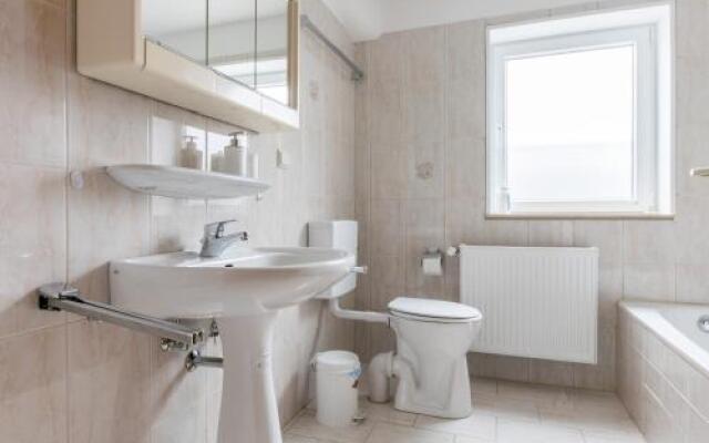 1 Private Single Room, 1 Double Room, 3 Persons (6609)