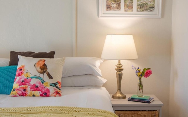 Dawns Sleeps 4 in 2 queens with 2 ensuites wifi in town. – Guest Rooms – Daylesford