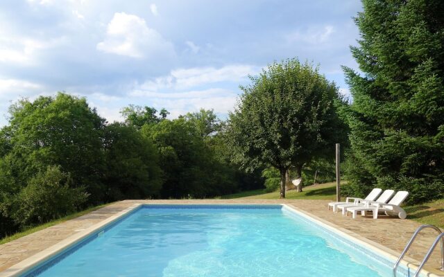 Lovely Villa in La Coquille with Swimming Pool