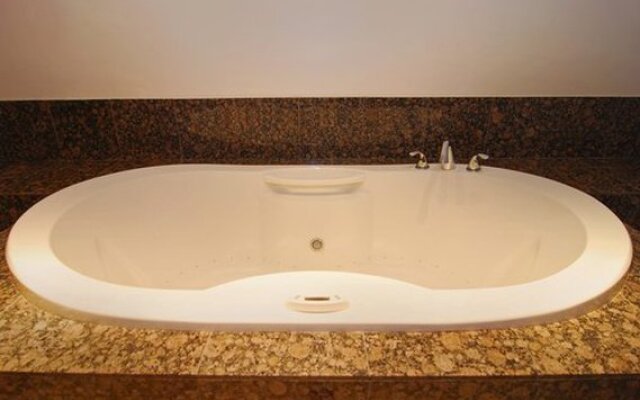 RODEWAY INN &amp; SUITES