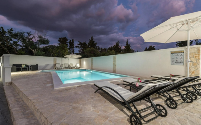 Villa Star 1 luxury apartment with a pool