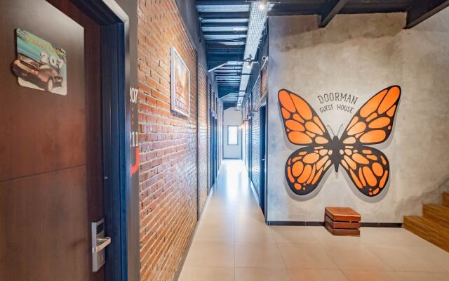 RedDoorz Plus @ Doorman Guest House