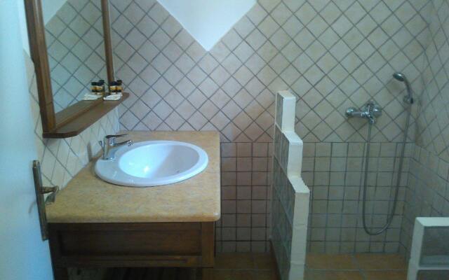 Onar Mani Suites