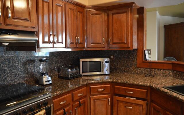 Playa Villa - 2 Br condo by RedAwning