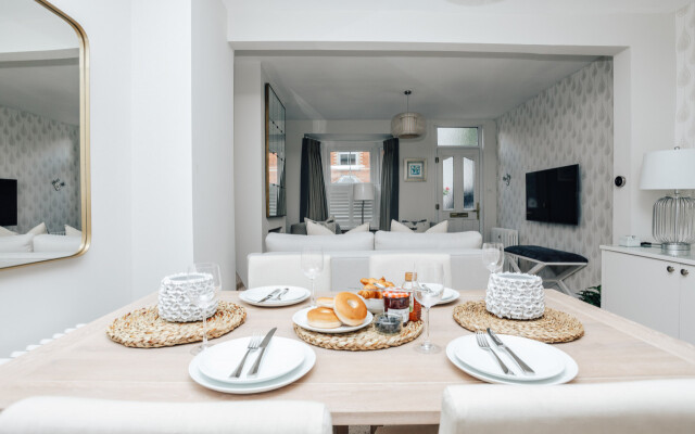 The Dragonfly - Central 2 bedroom house