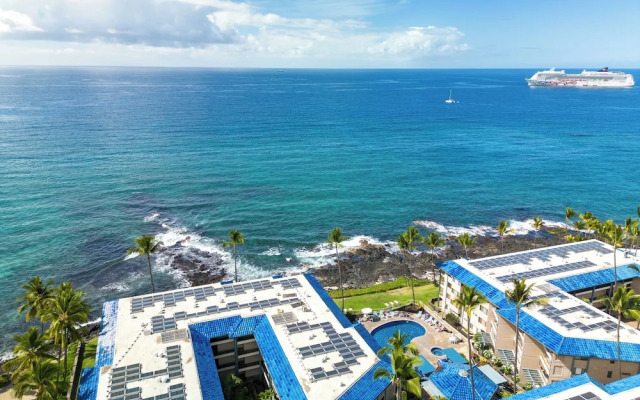 Kona Reef F2 Charming Oceanfront Condo for 4!