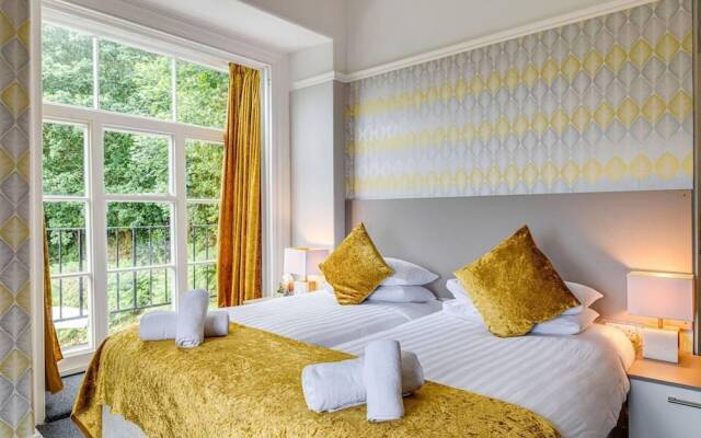 Delightful Holiday Home With sea Views and Hot Tub