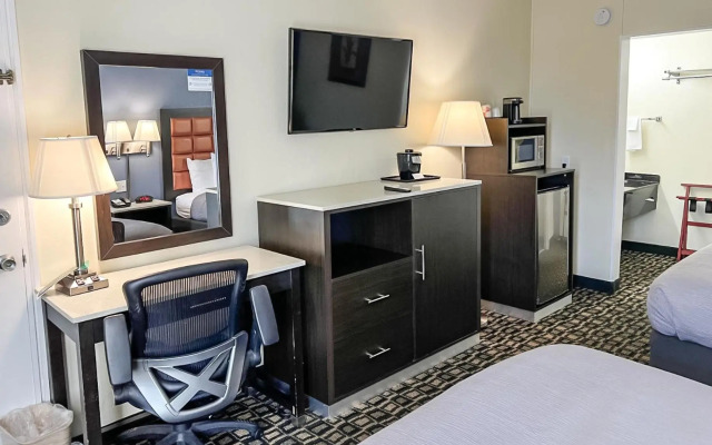Quality Inn Airport - Cruise Port