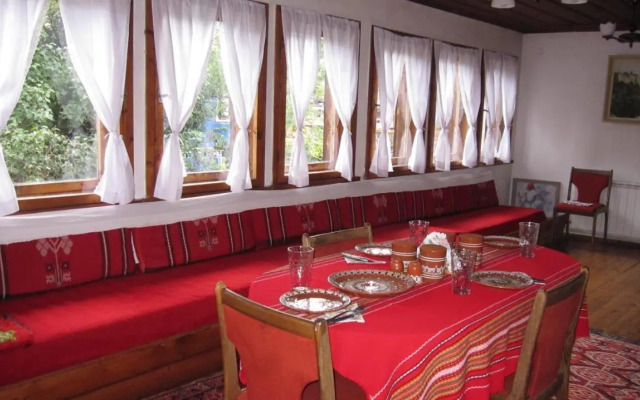 Villa Lyutovi Holiday Home