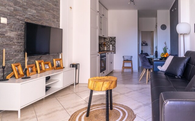 Modern Apartment With Balcony, Near Shopping Mall