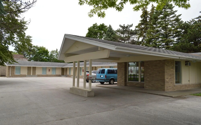 Monnie Lynn Motel