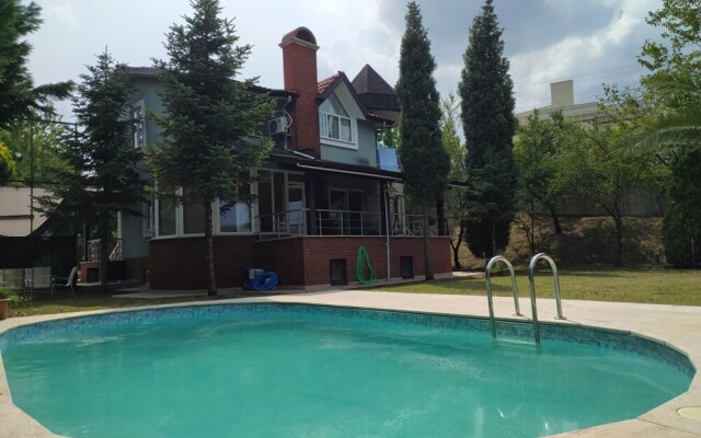 Cozy Home With Pool and Fireplace in Sapanca