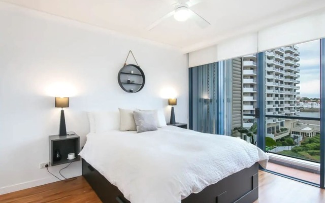 Modern 2 Bedroom River View Apartment in Docklands