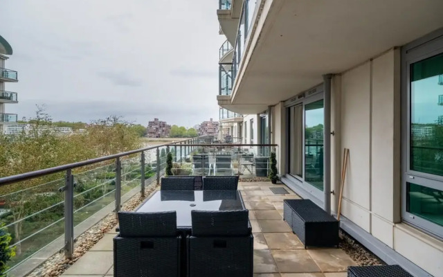 Central 2BD Flat w/ River View Balcony - Vauxhall!