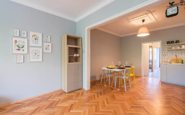 FM Deluxe 1-BDR Apartment - Style Meets Charm