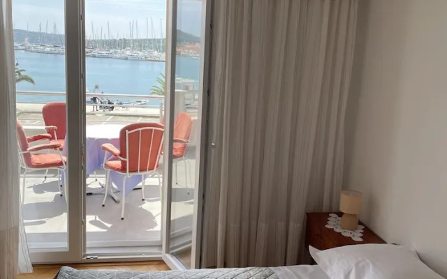 Seafront apt With Terrace, 4 Bedrooms and Mooring