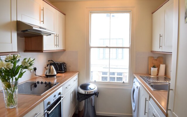 Light And Spacious Home In Battersea Square