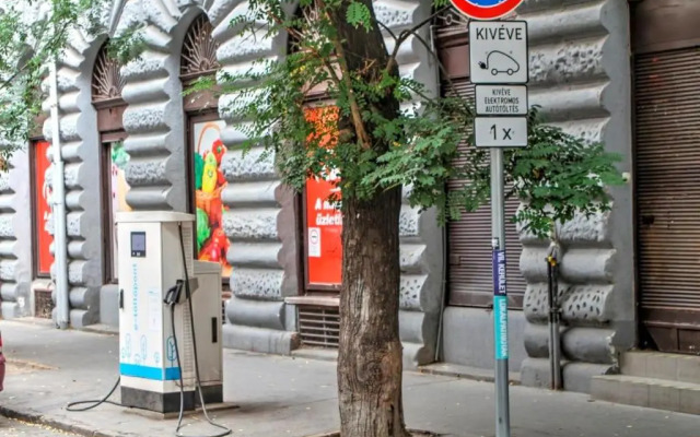 Nefelejcs near the Keleti railway station