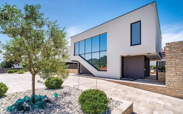 Villa Alpha - Four Bedroom Villa With Swimming Pool