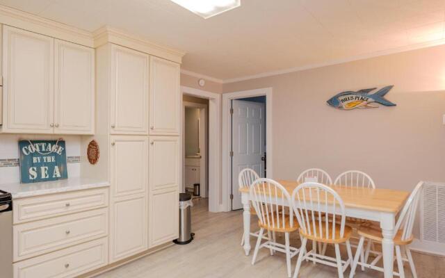 Bill's Place by Oak Island Accommodations