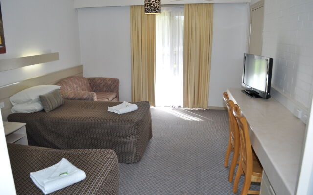 Black Dolphin Motel & Apartments