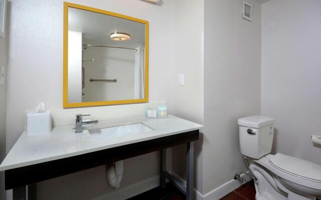 Hampton Inn & Suites Clinton - I-26