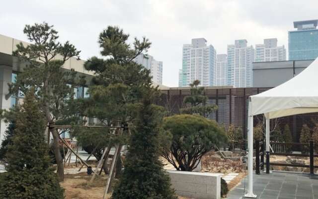 The November Stay in Songdo Honestar