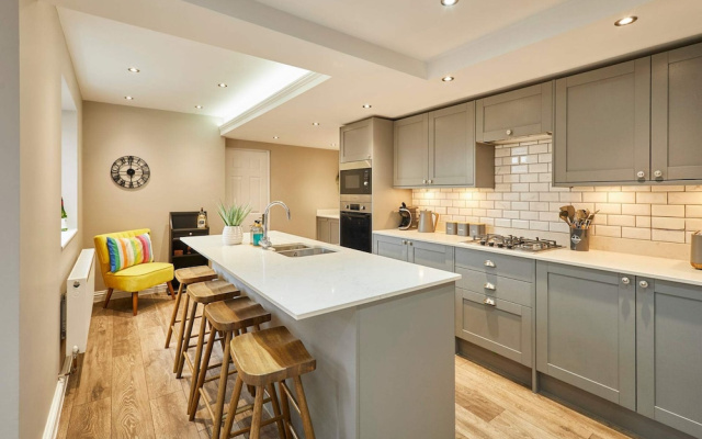 Host Stay Crescent House