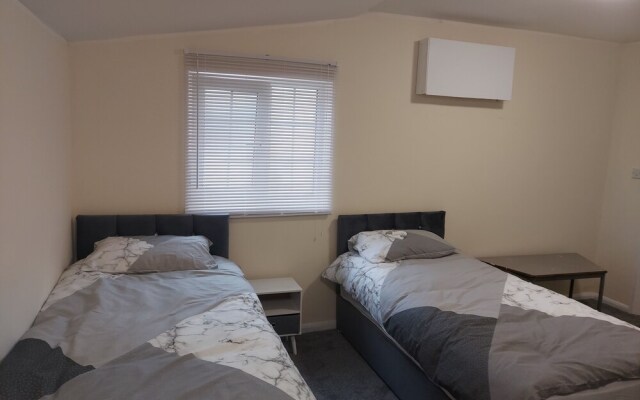 2-beds Studio Located in Parkgate Rotherham