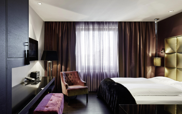 Roomers Frankfurt Central, Autograph Collection