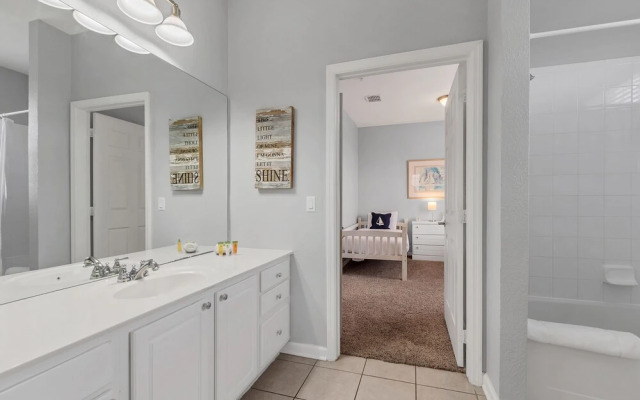Newly Remodeled Lakeview Penthouse, Near Conv. Ctr
