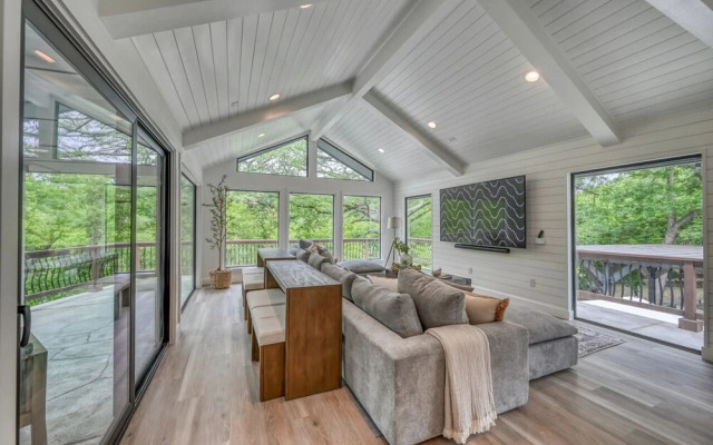 New! Luxury Riverfront Villa W/firepit & Gameroom!