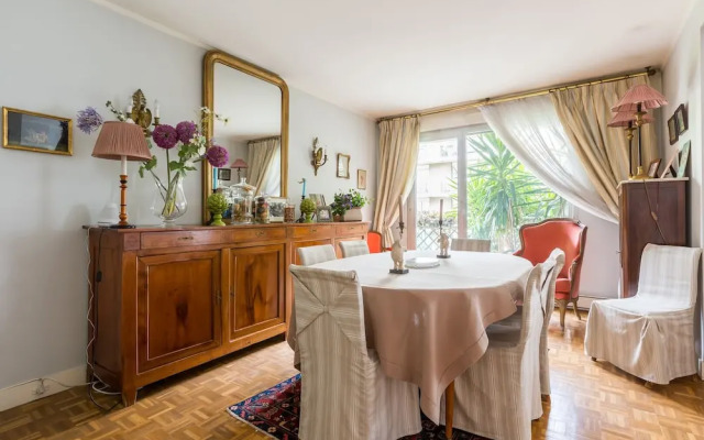 By the Theatre de Paris