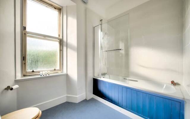Colourful West-end Apartment - 2 Double Bedrooms 4 Guests!
