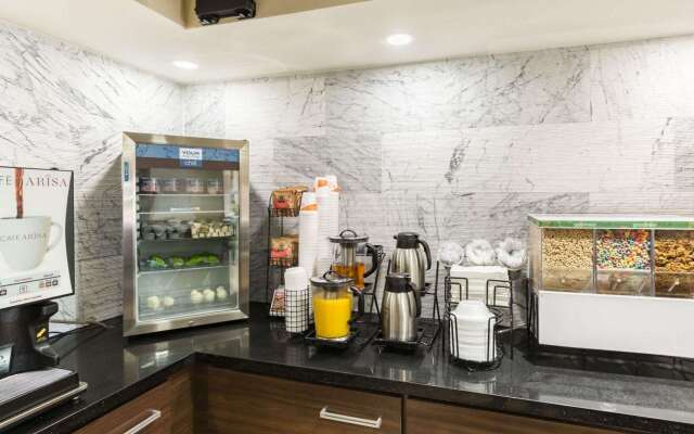 Econo Lodge Inn & Suites East
