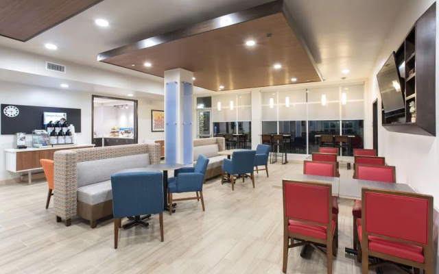 Holiday Inn Express & Suites Lincoln