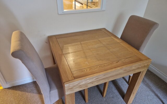 2 Bed Flat - Sleeps 4 - Parking - Wifi