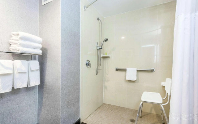 DoubleTree by Hilton Austin - University Area