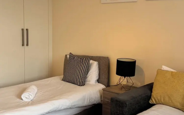 Heathrow Stay 5 Mins to the Terminals