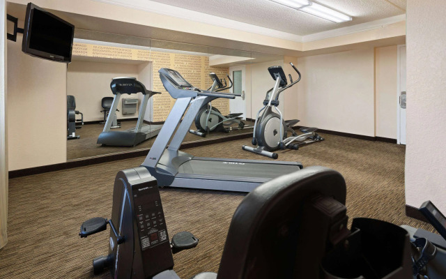 La Quinta Inn by Wyndham Pittsburgh Airport