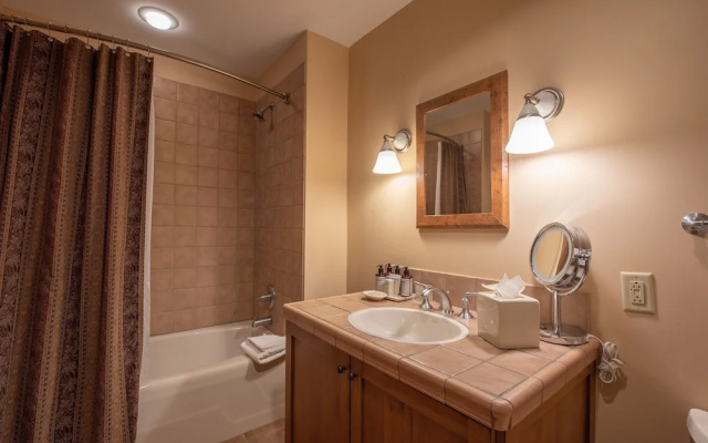 Slopeside Studio Unit With Kitchenette Studio Bedroom Condo - No Cleaning Fee! by RedAwning