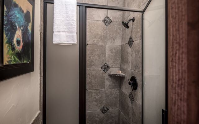 Lucky Bear Lodge by Vtrips