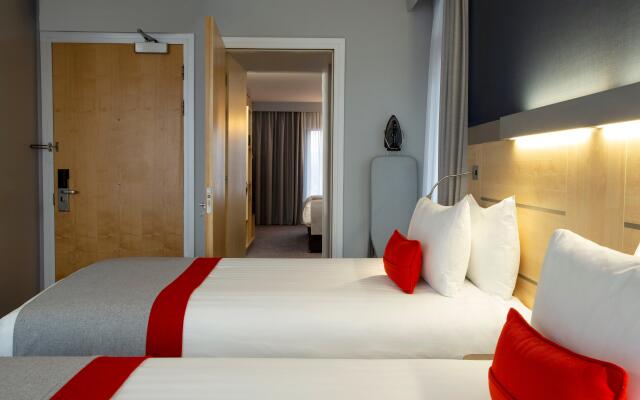 Holiday Inn Express Cheltenham by IHG