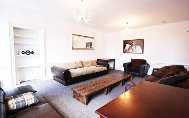 Edinburgh Princes Street Top Floor Apt