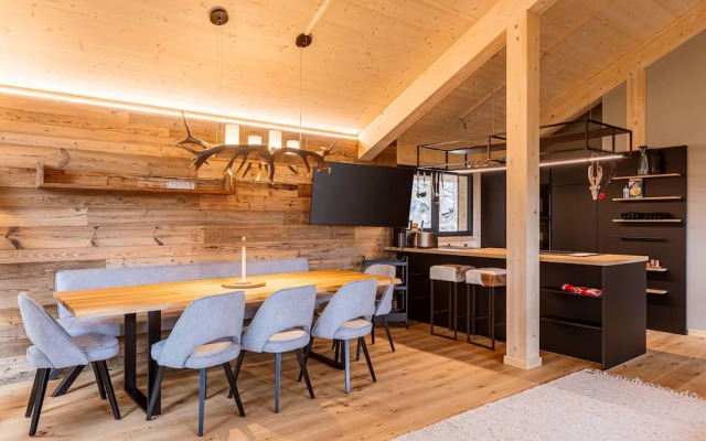 Lavish Chalet With hot tub