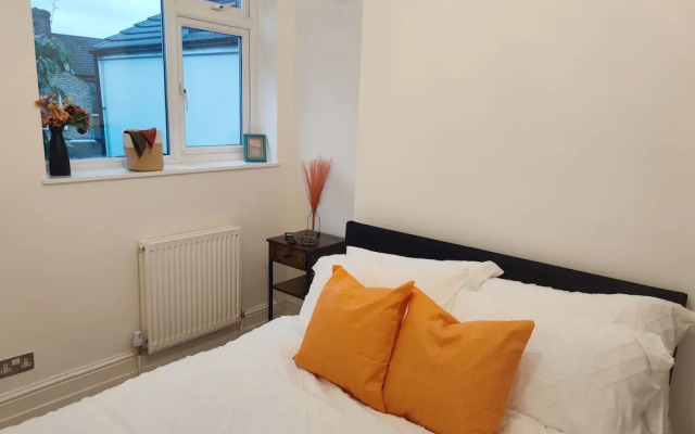 2-bed Flat Near Park in Central London