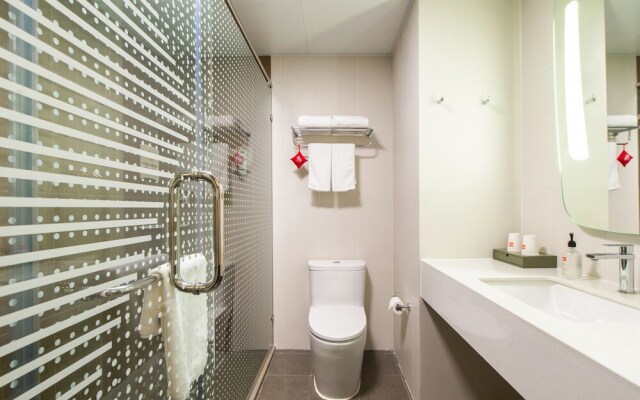 Ibis Dalian Yida Spring Field Hotel